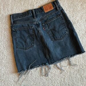 Levi’s black mini skirt size 24